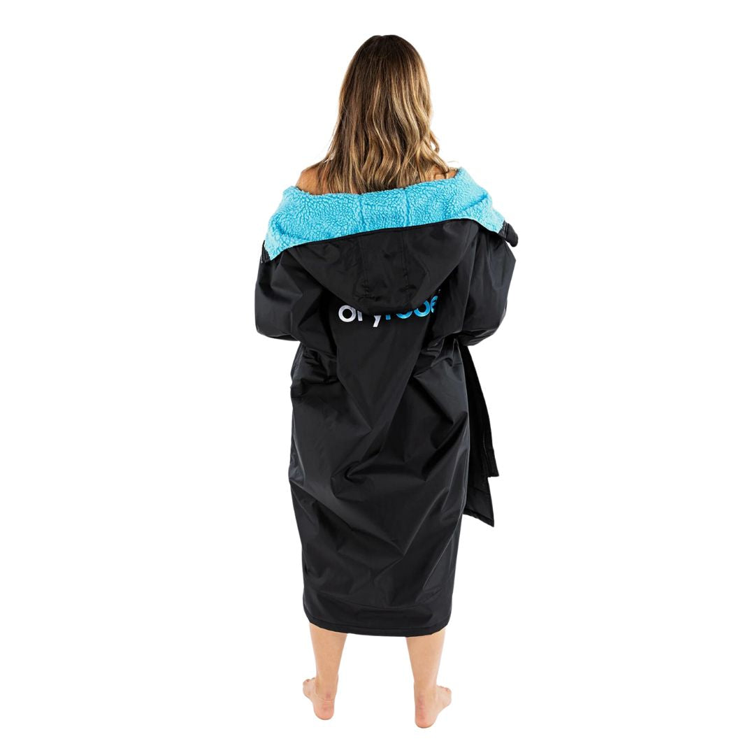 Dryrobe Advance Wickelmantel mit langen Ärmeln – Schwarz/Blau 