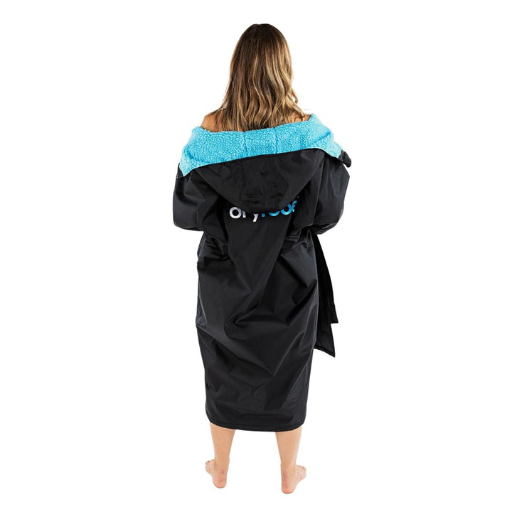 Dryrobe Advance Wickelmantel mit langen Ärmeln – Schwarz/Blau 