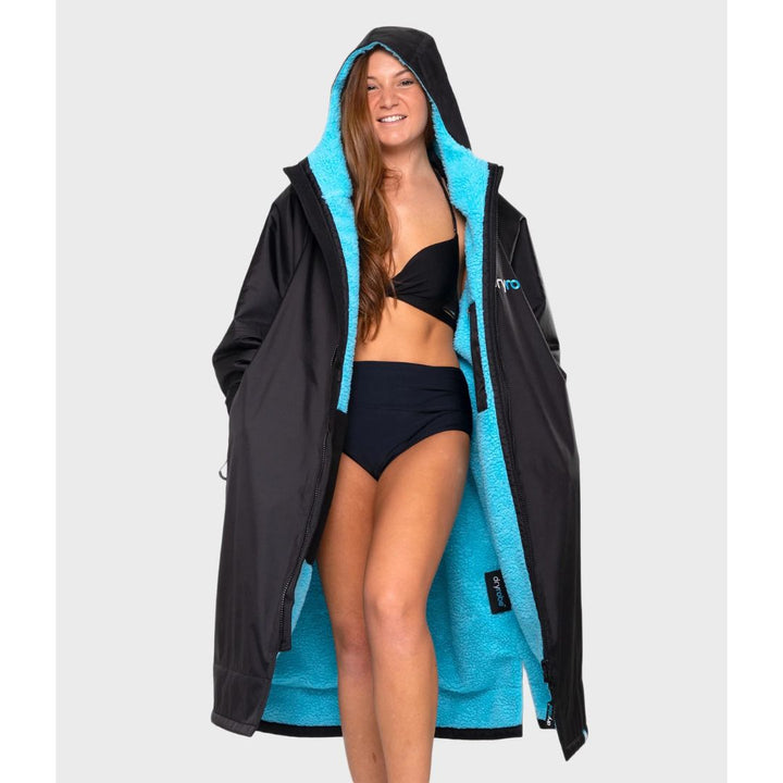 Dryrobe Advance Wickelmantel mit langen Ärmeln – Schwarz/Blau 
