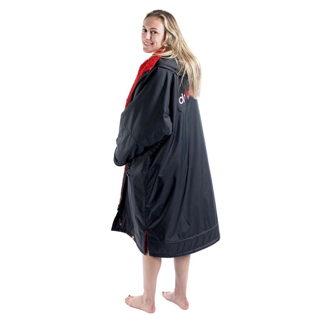 Dryrobe Advance Wickelmantel mit langen Ärmeln – Schwarz/Rot 