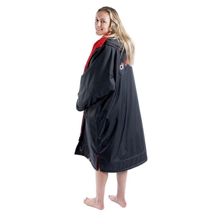 Dryrobe Advance Wickelmantel mit langen Ärmeln – Schwarz/Rot 