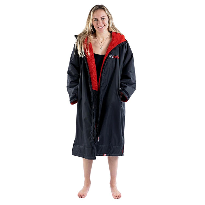 Dryrobe Advance Wickelmantel mit langen Ärmeln – Schwarz/Rot 