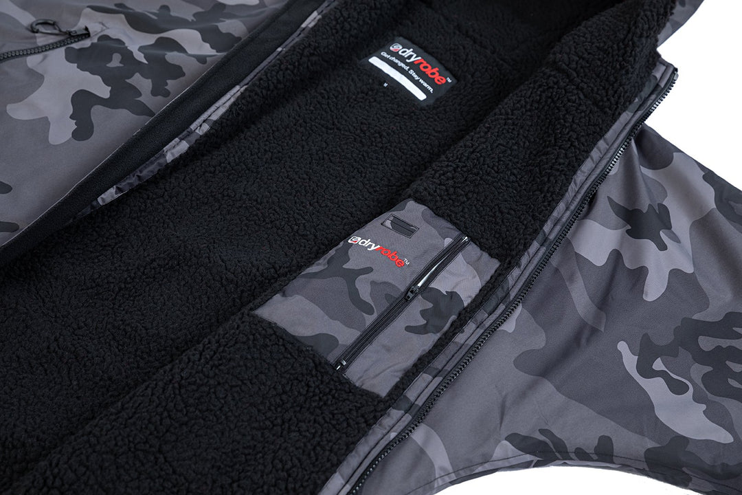 Dryrobe Advance Umkleidemantel mit langen Ärmeln - Black Camo / Black 